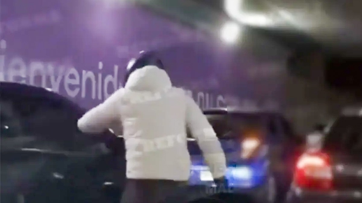 VIDEO Captan a hombres armados asaltando automóvil en pleno tráfico