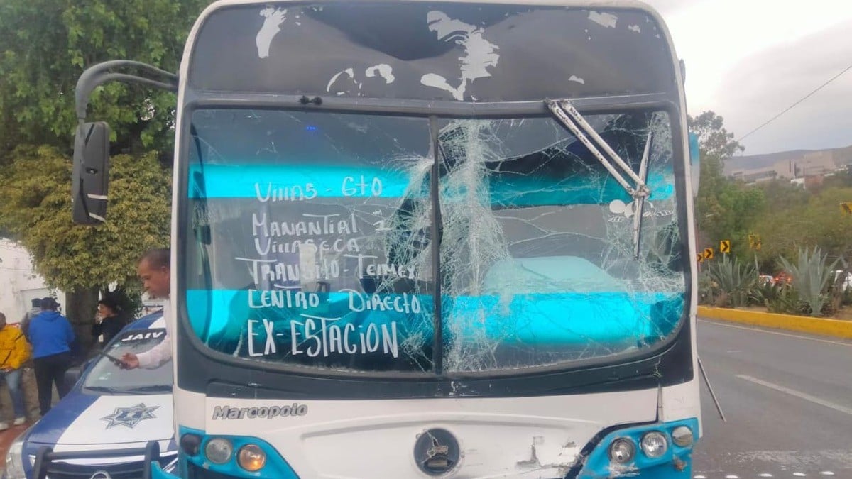 Camión se queda sin frenos, choca contra otro urbano y policía vial; hay 13 heridos