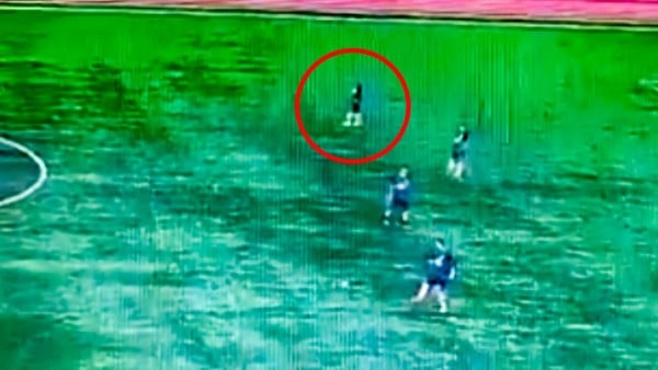 VIDEO Rayo cae en pleno partido y futbolista muere fulminado