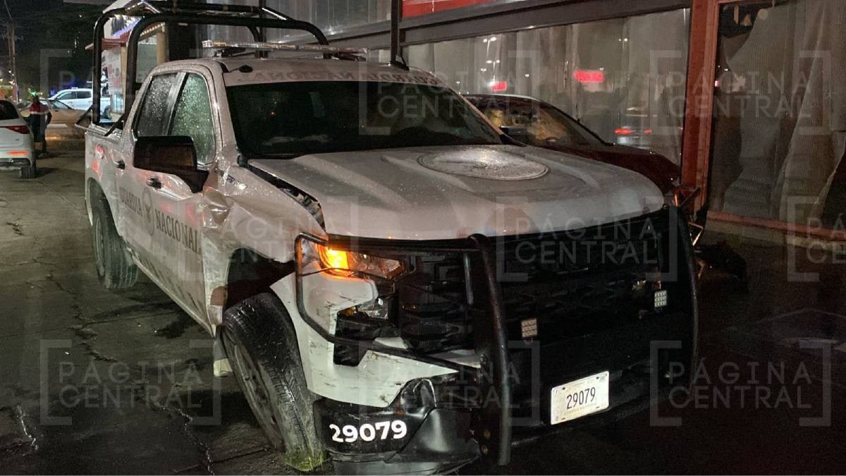 Patrulla de la Guardia Nacional se pasa alto y choca con camioneta familiar