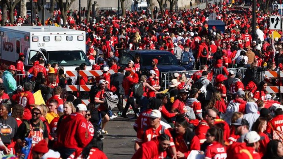 Tragedia en desfile de celebración de los Chiefs; tiroteo deja un muerto y 14 heridos