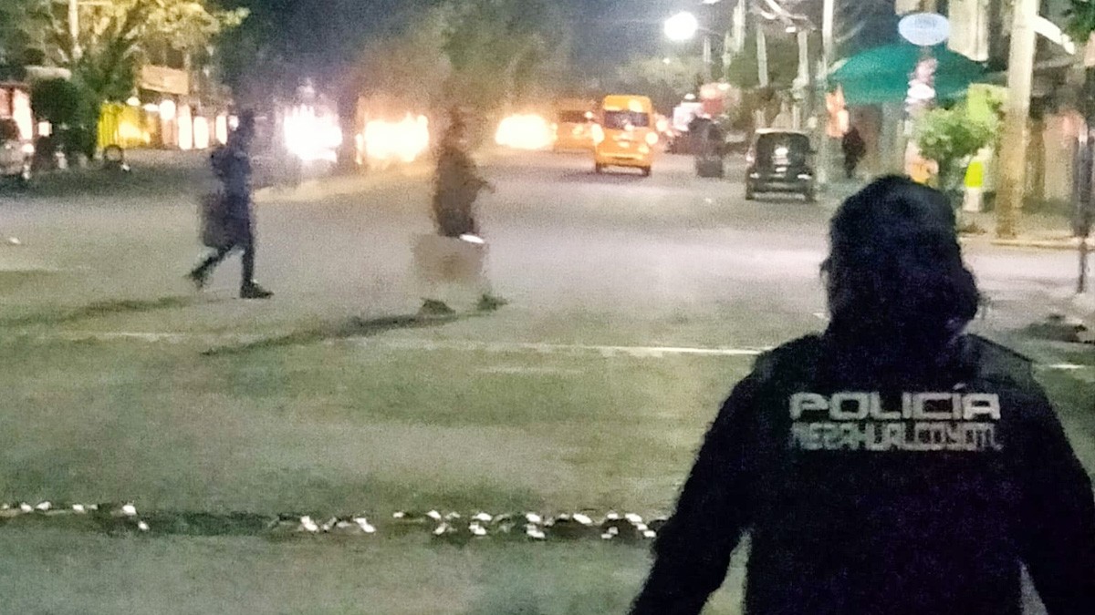 Hombre presumía pistola a adolescentes, pero se le dispara y mata a uno