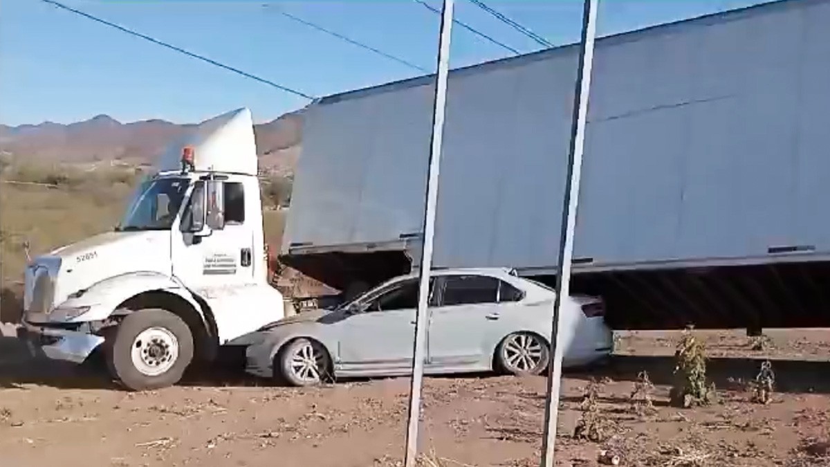 VIDEO Trailero se resiste a robo al embestir automóvil de asaltantes