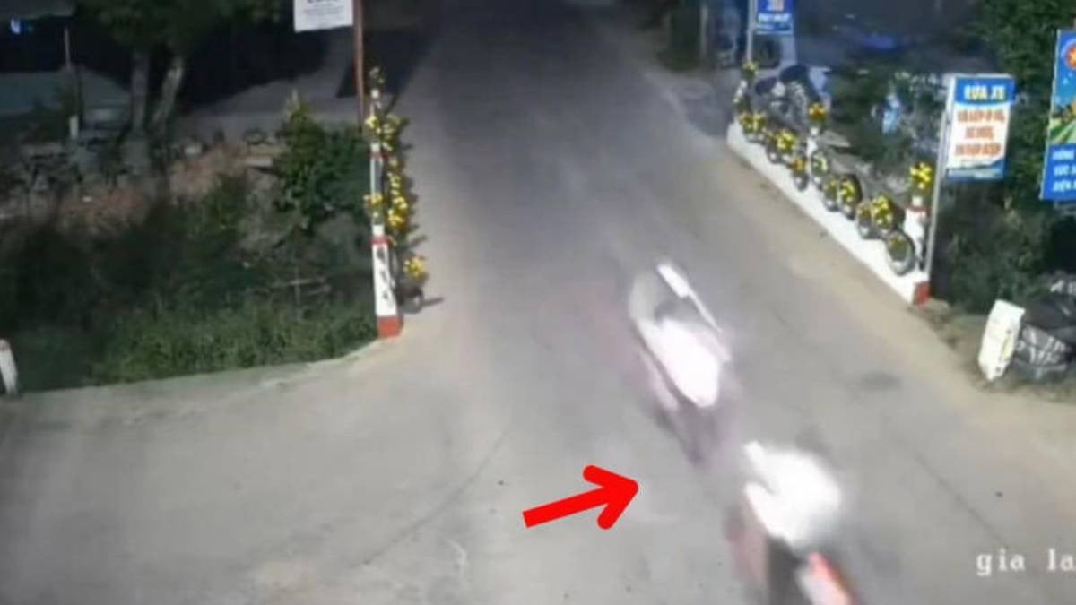 VIDEO Captan brutal impacto de frente entre 2 motociclistas, quedan inertes en la calle