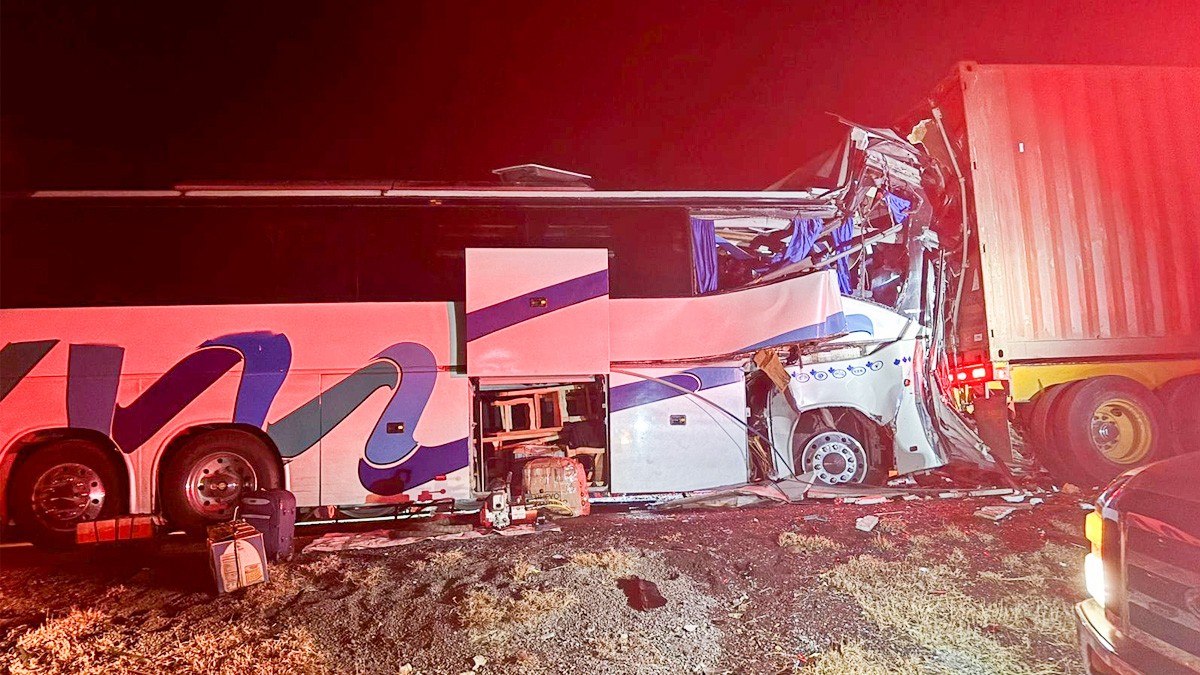Autobús de pasajeros se impacta contra tráiler en la carretera; hay un muerto y 37 heridos