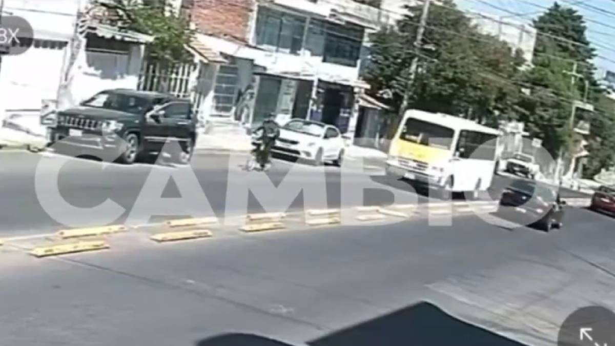 VIDEO Ciclista muere arrollado porque un conductor abrió la puerta del auto sin fijarse