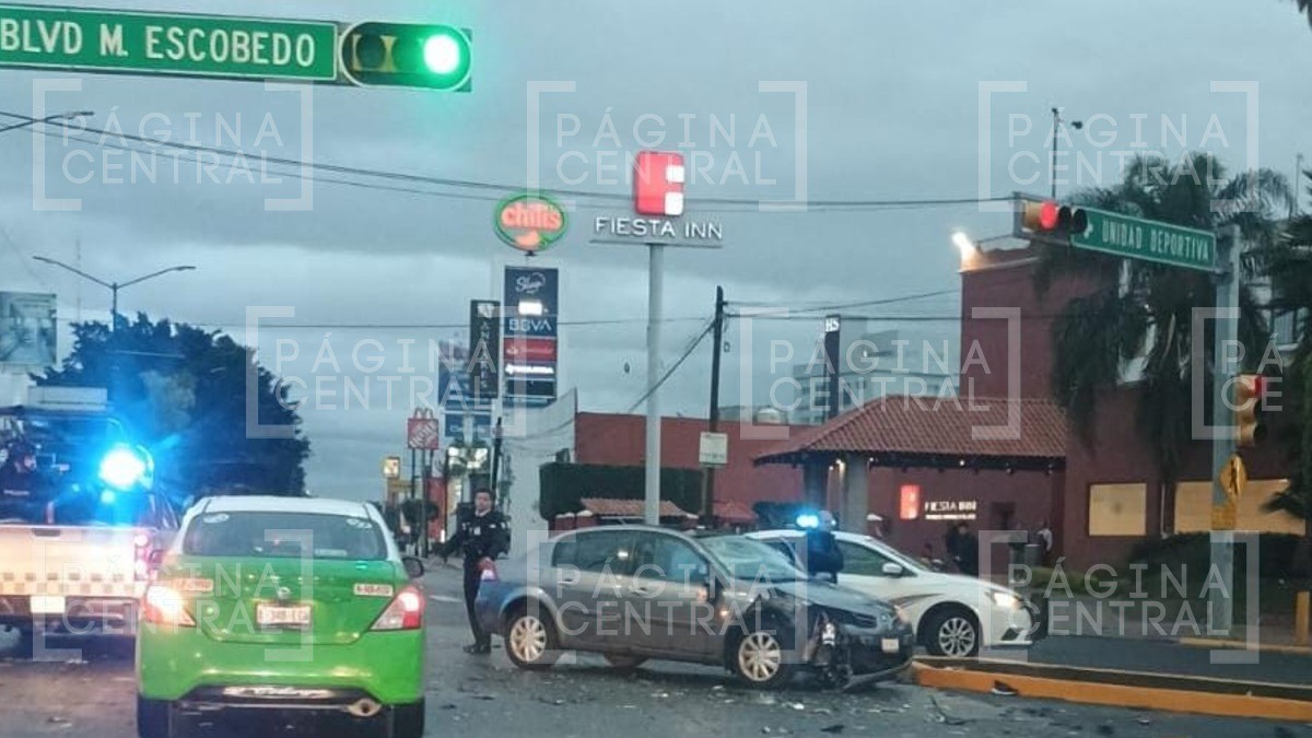 Joven sufre fuerte accidente en moto en el Mariano Escobedo; podría perder su pierna