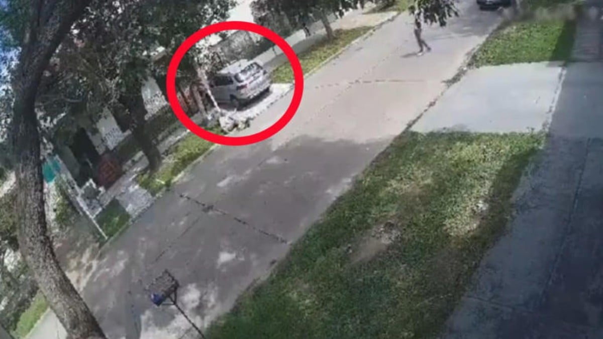 VIDEO Hombre pretende ayudar a ancianos, pero les roba la camioneta y los atropella