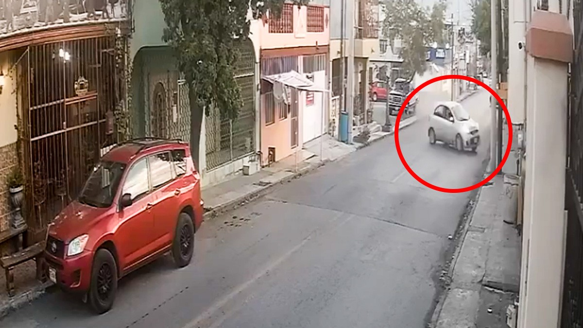 VIDEO ¡Se salvan de milagro! Auto choca y se destroza, pero ocupantes sobreviven