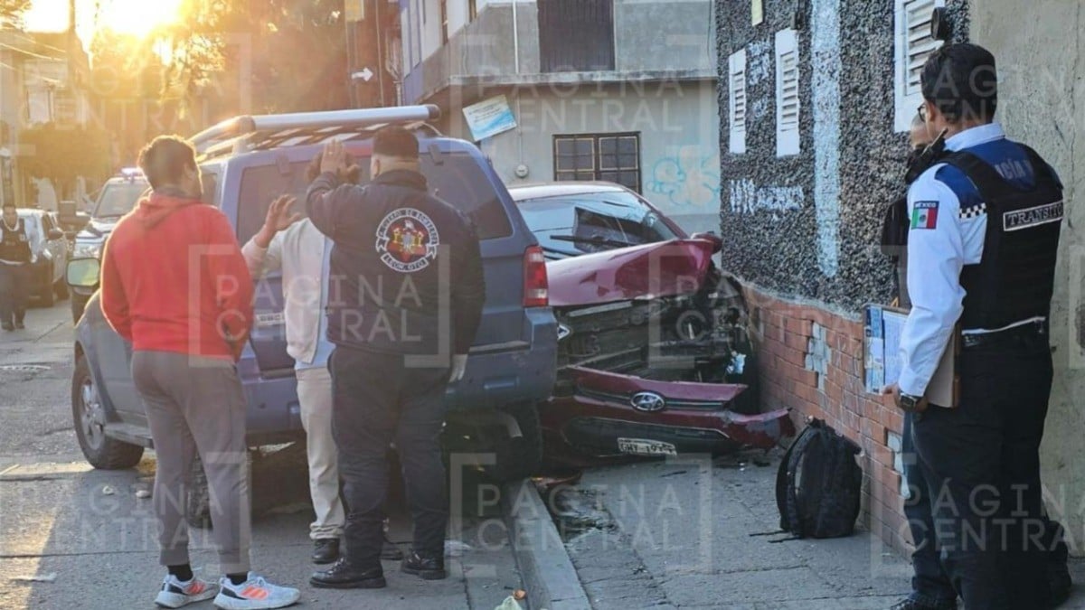 ¡No ceden el paso y chocan! Fuerte impacto en San Juan de Dios prensa autos contra negocio