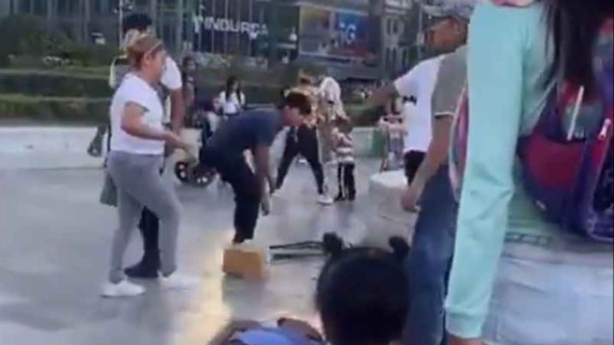 VIDEO Indigna golpiza a vendedor ambulante en silla de ruedas afuera de Bellas Artes