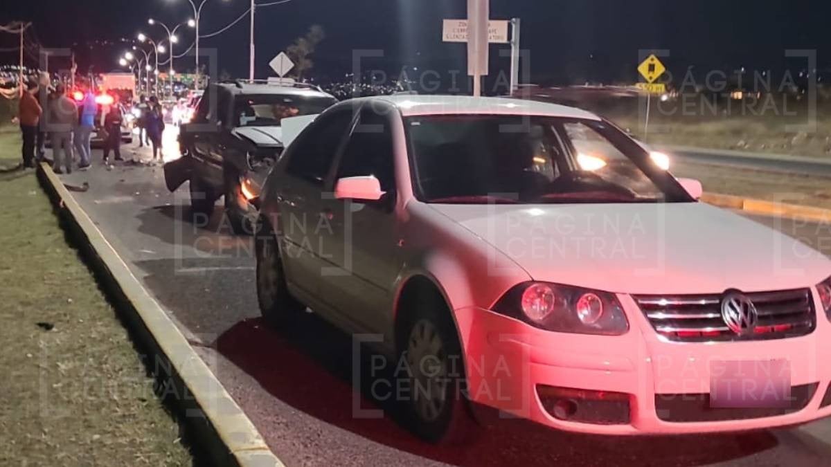 Grúa se echa de reversa y choca con 3 vehículos en La Antorcha; hay 3 heridos