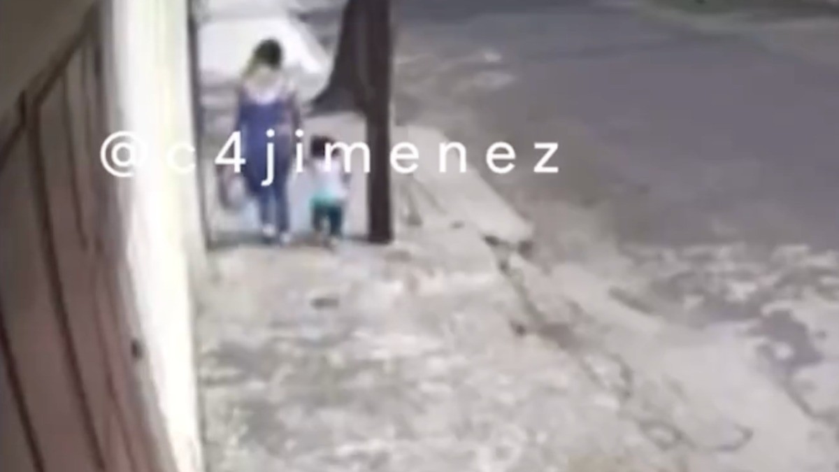 VIDEO ¡De sangre fría! Captan a mujer cuando abandona a niña de 2 años en plena calle