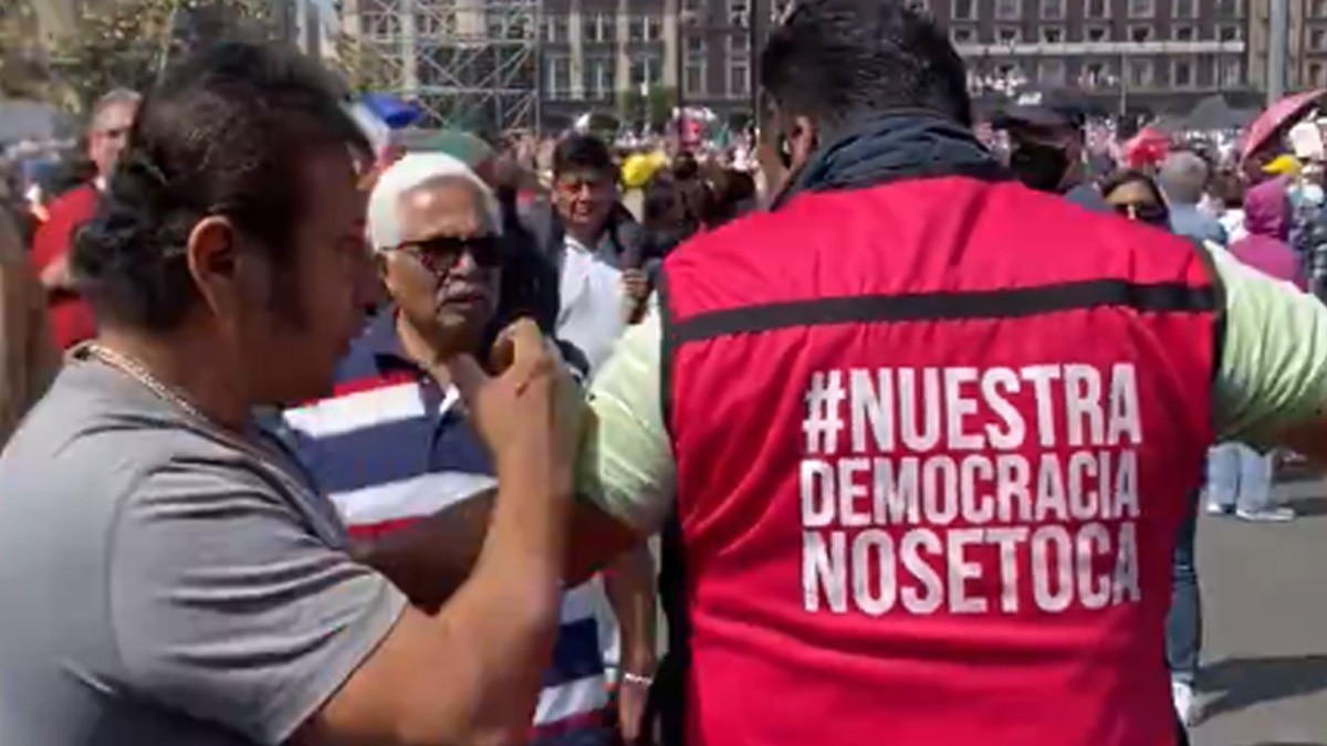 VIDEO Captan a protestante que 'defiende la democracia' a golpes