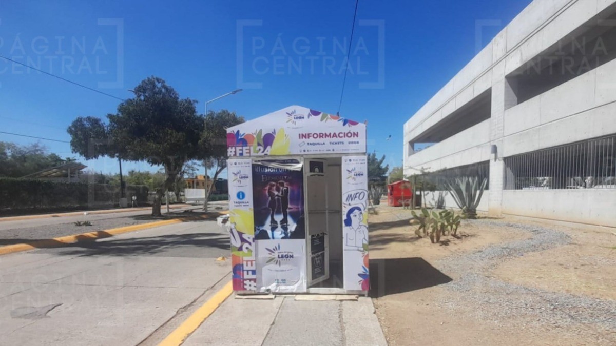 ¡Abandonan caseta de la Feria a media banqueta!
