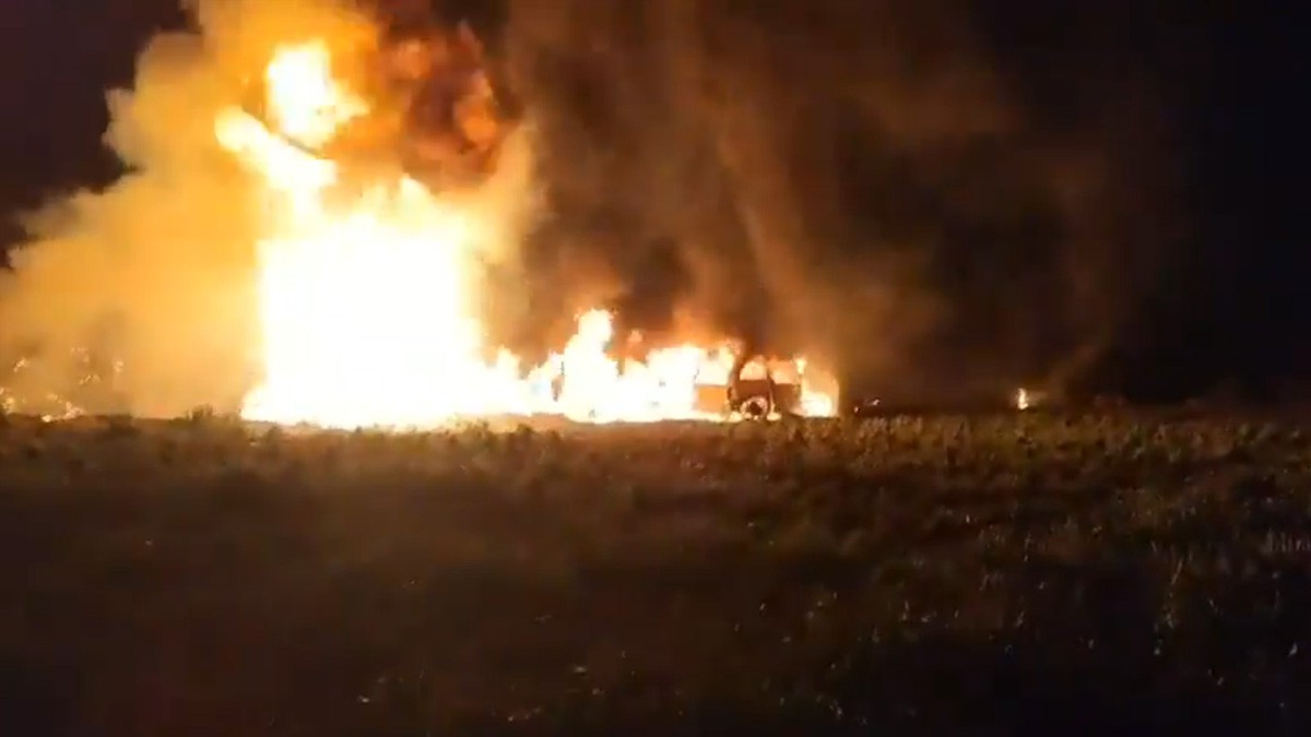 VIDEO Camioneta explota mientras extraía huachicol de ducto de Pemex