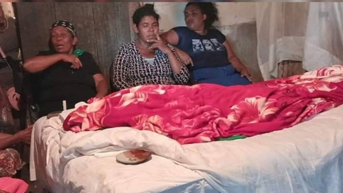 Familia desentierra a mujer y le reza varios días para resucitarla