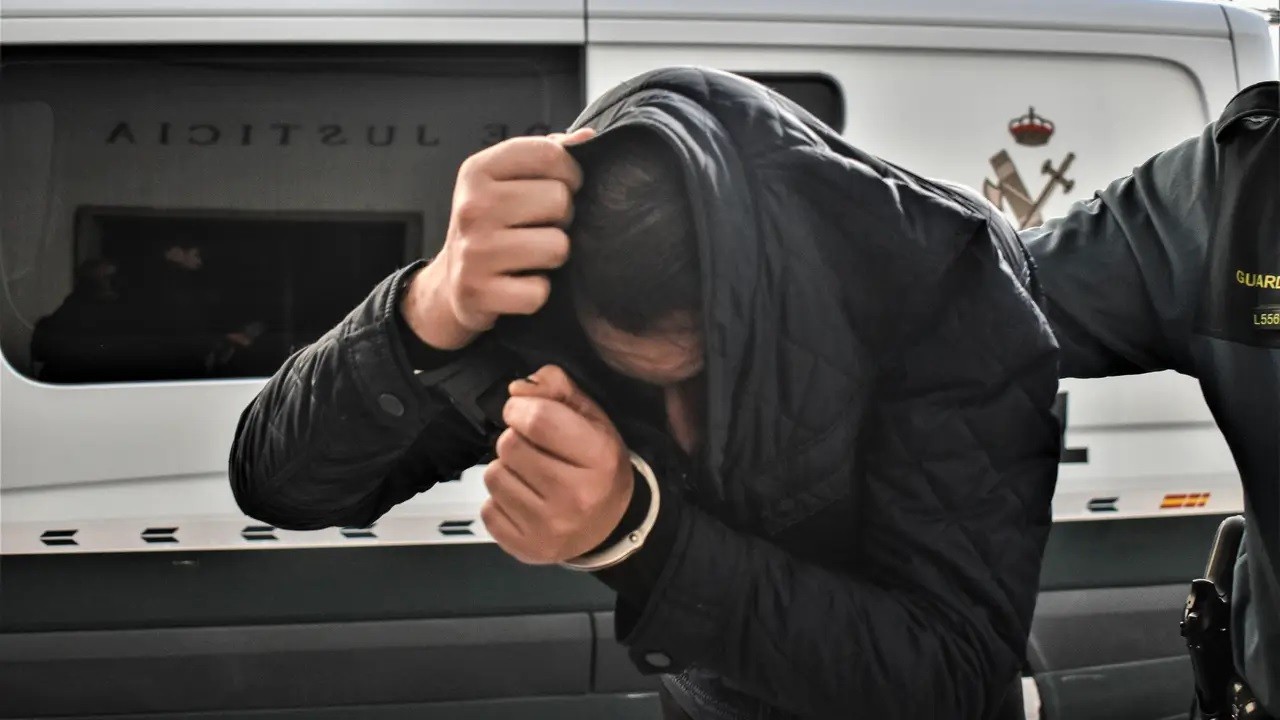 ¡Escándalo! Sacerdote traficaba viagra y otros afrodisíacos; lo detienen junto a su novio