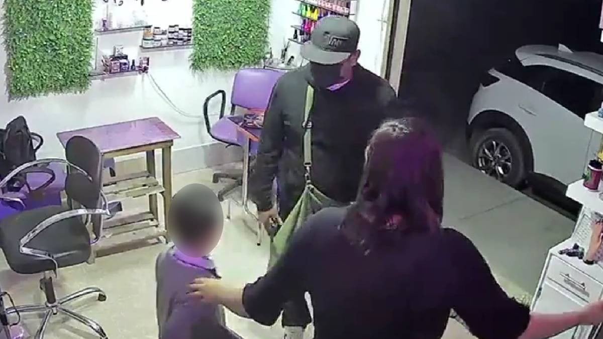 VIDEO '¡Ayuda, ayuda!': Niño de 8 años intenta evitar asalto a mano armada