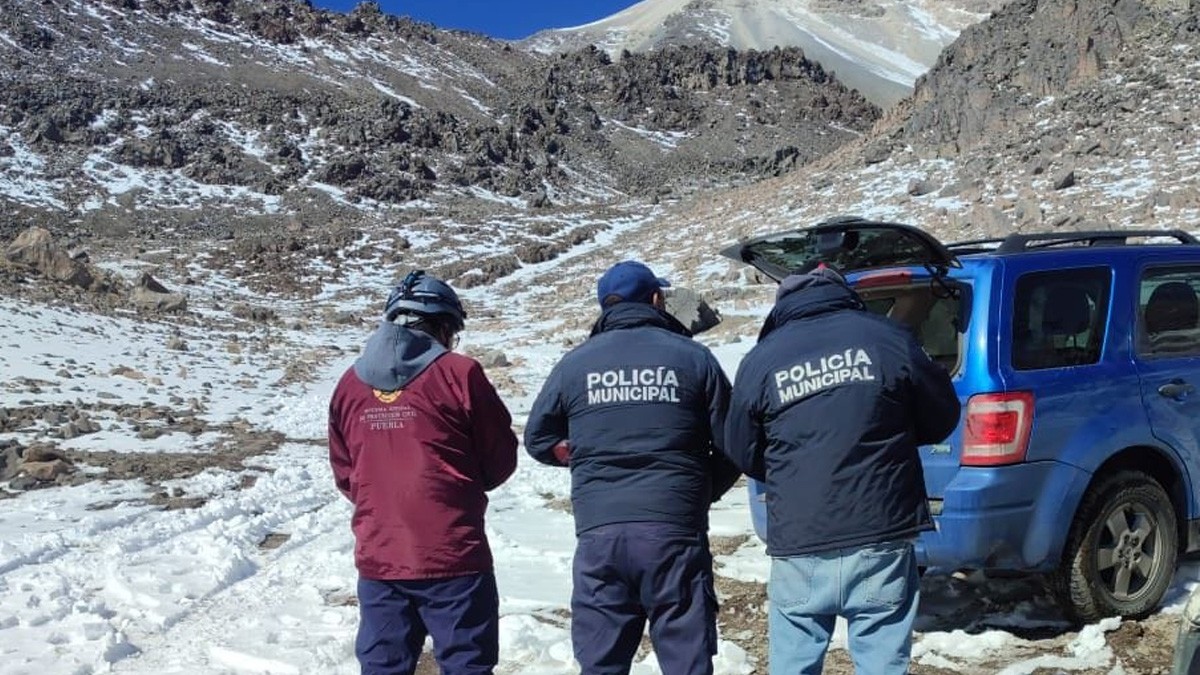 Mujer rescatada en Pico de Orizaba podría perder sus manos; guía es hallado muerto