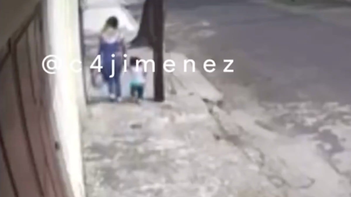 Detienen a mujer que abandonó a niña de 2 años en plena calle