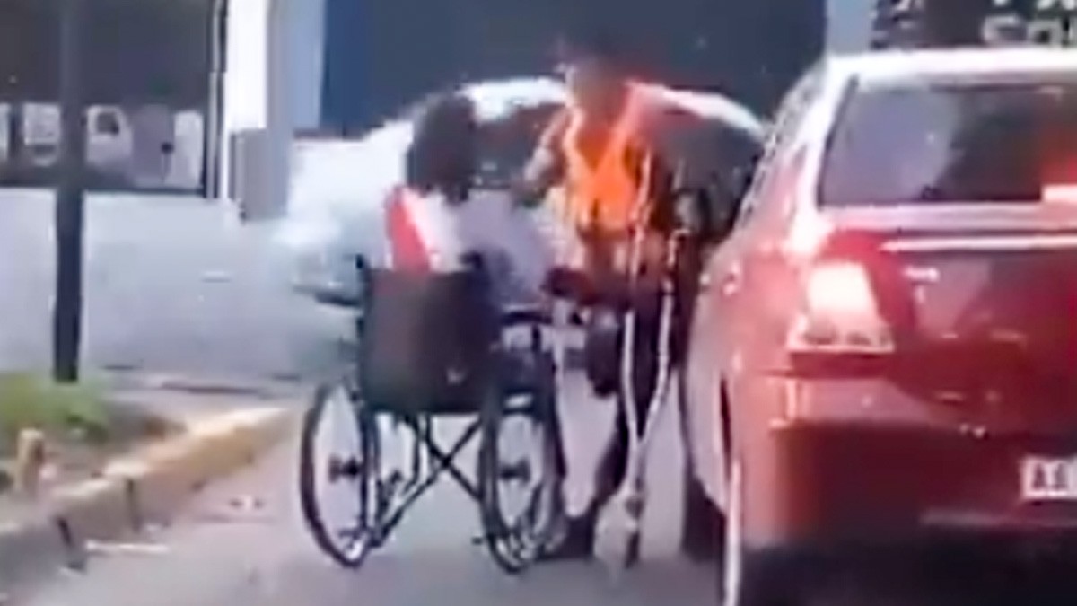 VIDEO Captan pelea entre hombre en silla de ruedas y otro en muletas