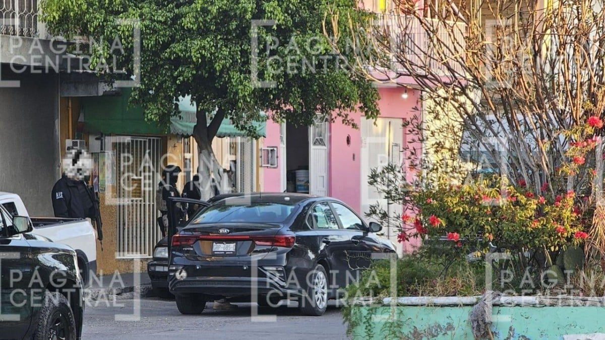 'Revientan' con fuerte operativo y a golpes una casa en el bulevar Zodiaco