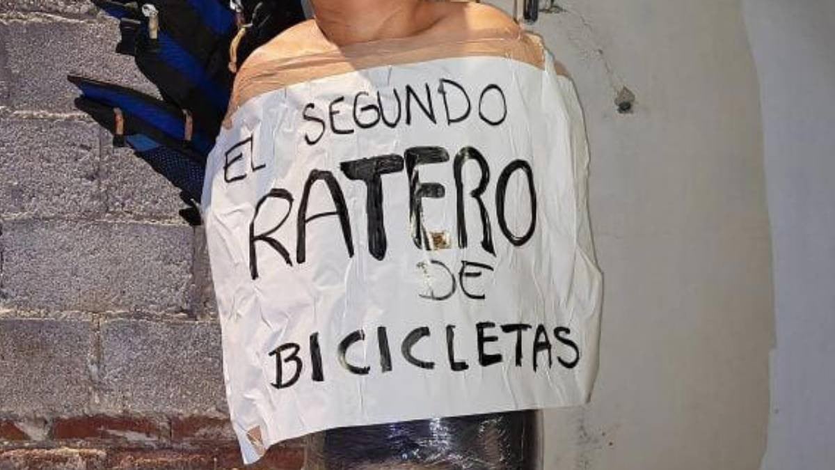 Vecinos desnudan y amarran a poste a presunto ladrón de bicicletas