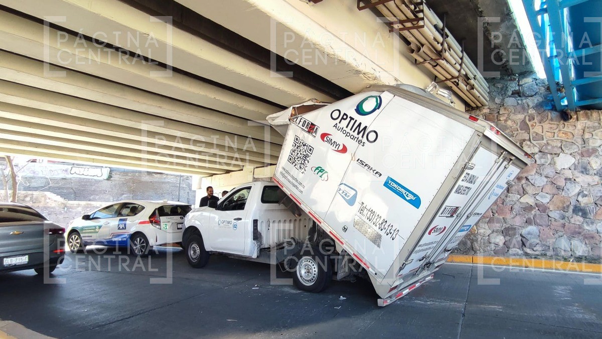 Camioneta ignora altura máxima en el Malecón, se queda atorada y causa caos vial