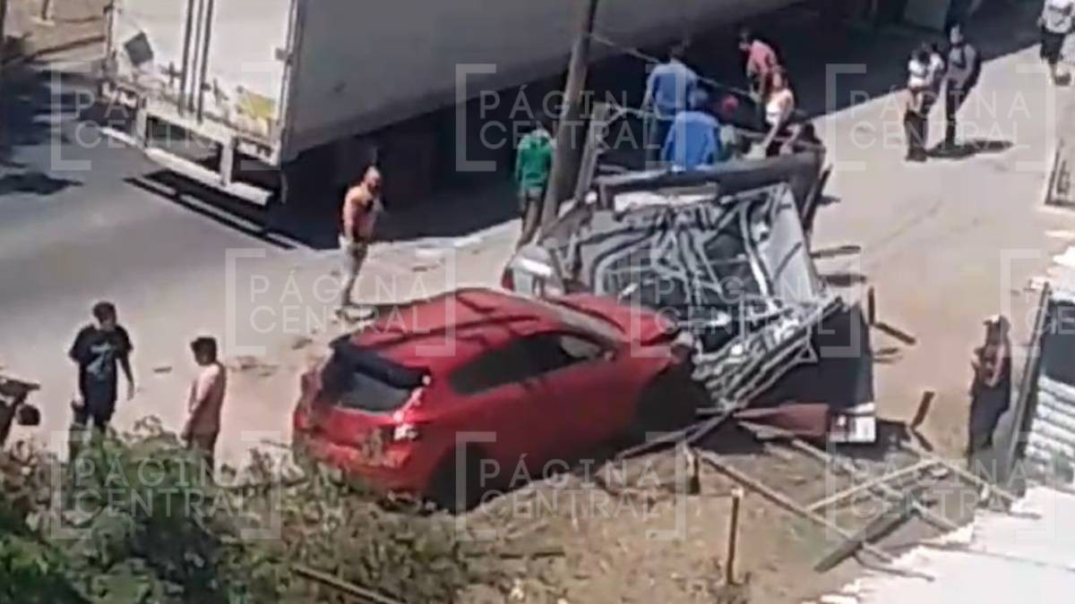 Conductor intenta esquivar a tráiler y atropella a mujer en Malecón del Río