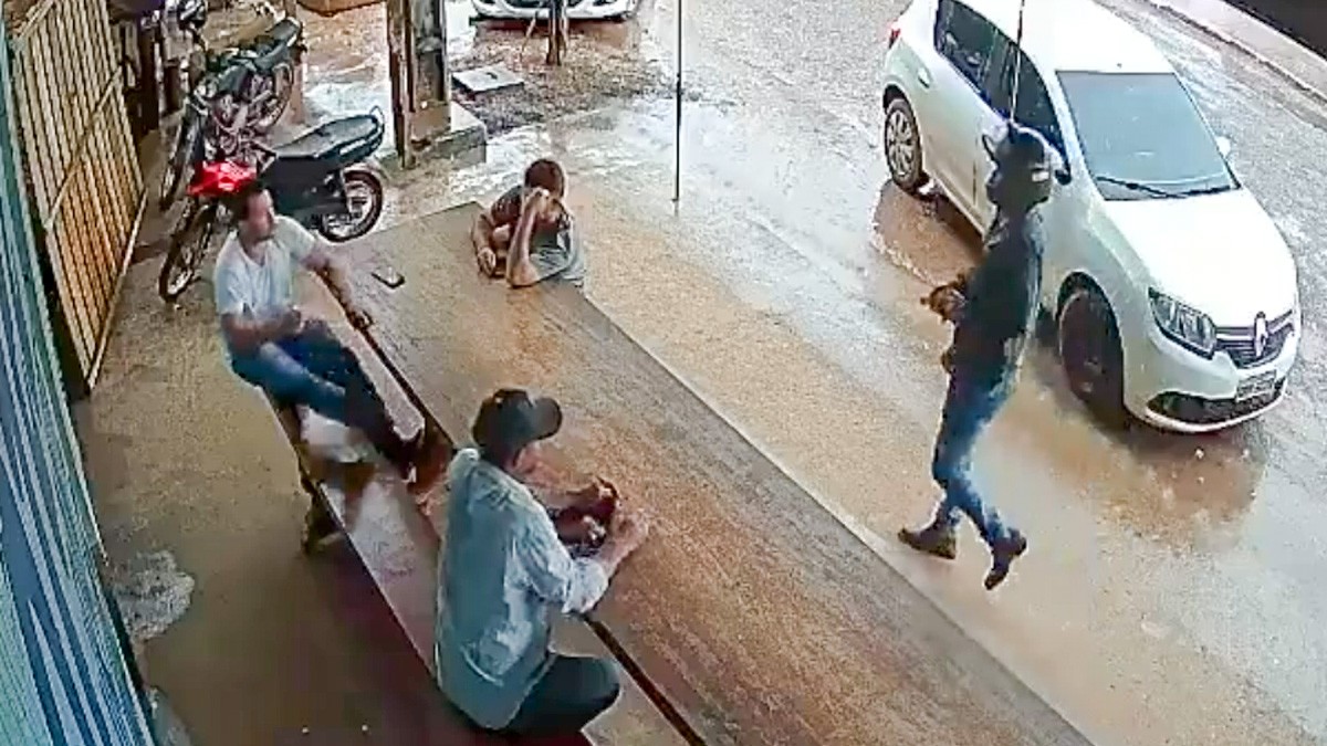 VIDEO Sicario se acerca a víctima en un restaurante y le dispara a quemarropa