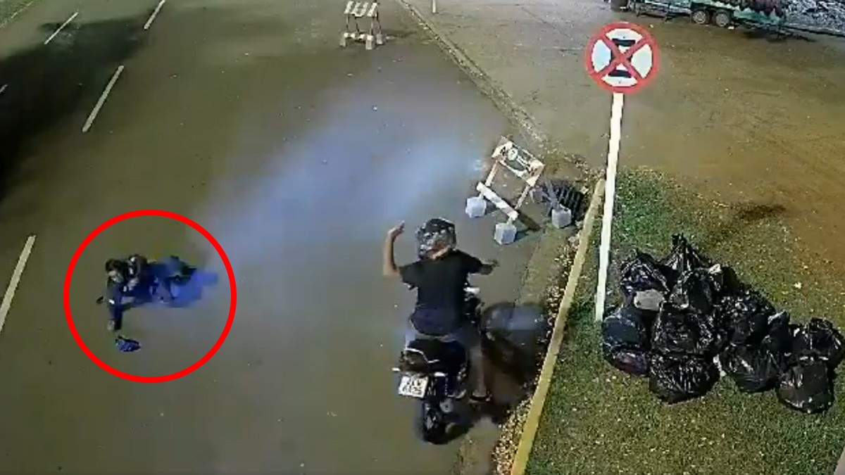 VIDEO Captan cuando motociclista atropella a policía que le marca el alto