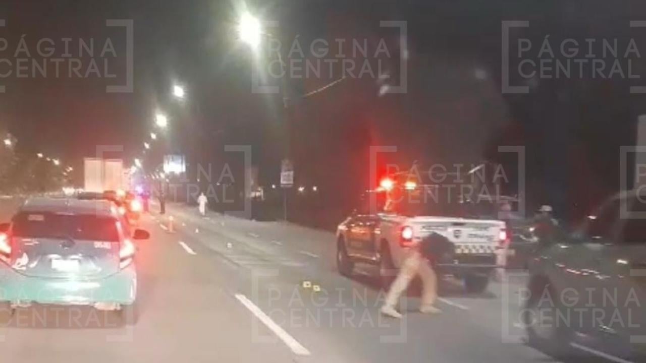 Pierde el control de su moto en el Eje Metropolitano y cae con su pareja; ella muere