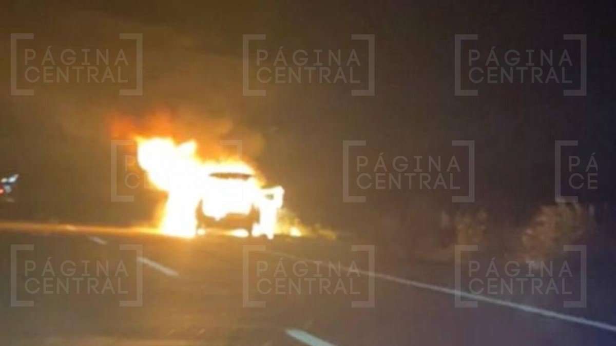 Arde cadáver abandonado en una camioneta durante la madrugada