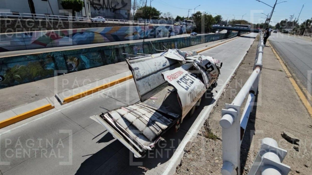 ¡Ooootra vez un atorado en puente del Malecón! Caja de camión de Castores queda deshecha