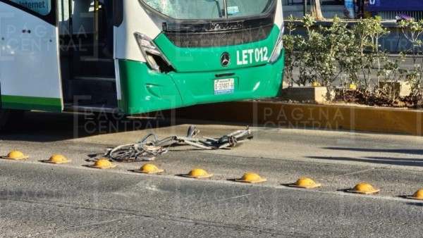 ¡Otra vez la 'oruga'! Atropella unidad a ciclista en el López Mateos, está grave