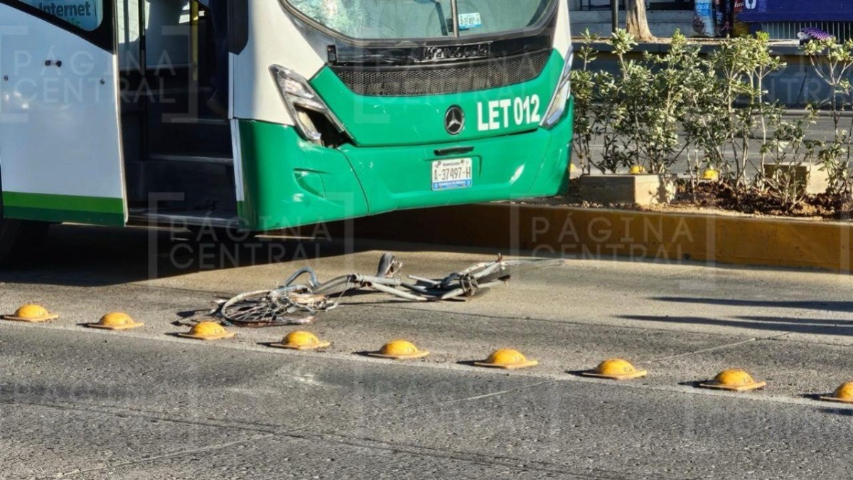 ¡Otra vez la 'oruga'! Atropella unidad a ciclista en el López Mateos, está grave