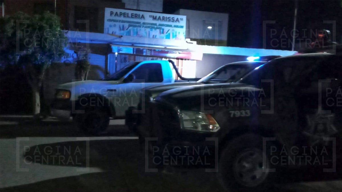 Evacuan a alumnos de secundaria tras hallazgo de restos humanos afuera de la escuela