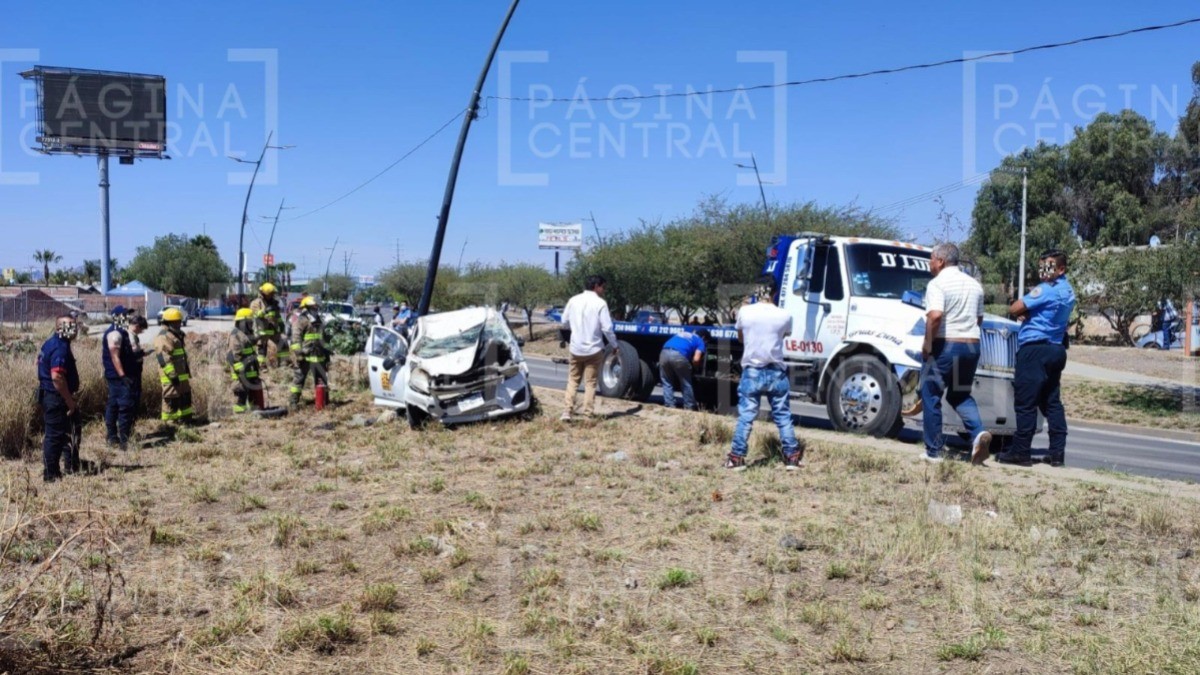 Peatón se atraviesa sin precaución y causa la volcadura de un auto en Las Torres