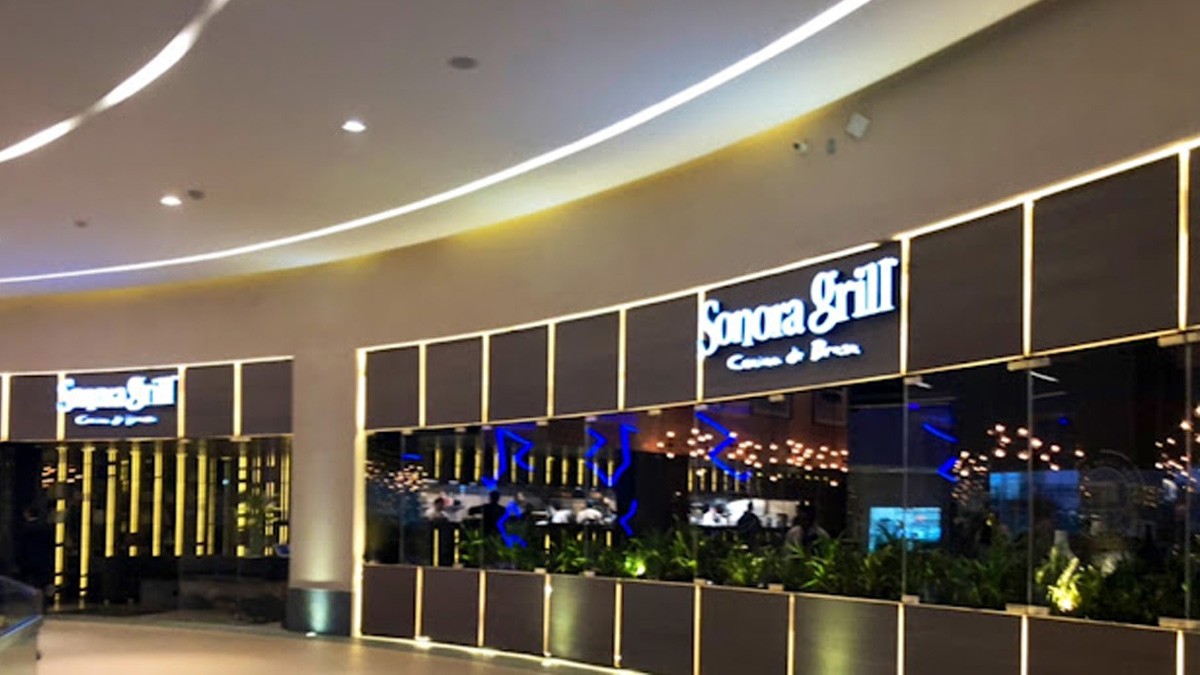 VIDEO Guardias someten a niña que intentó vender dulces en lujoso restaurante