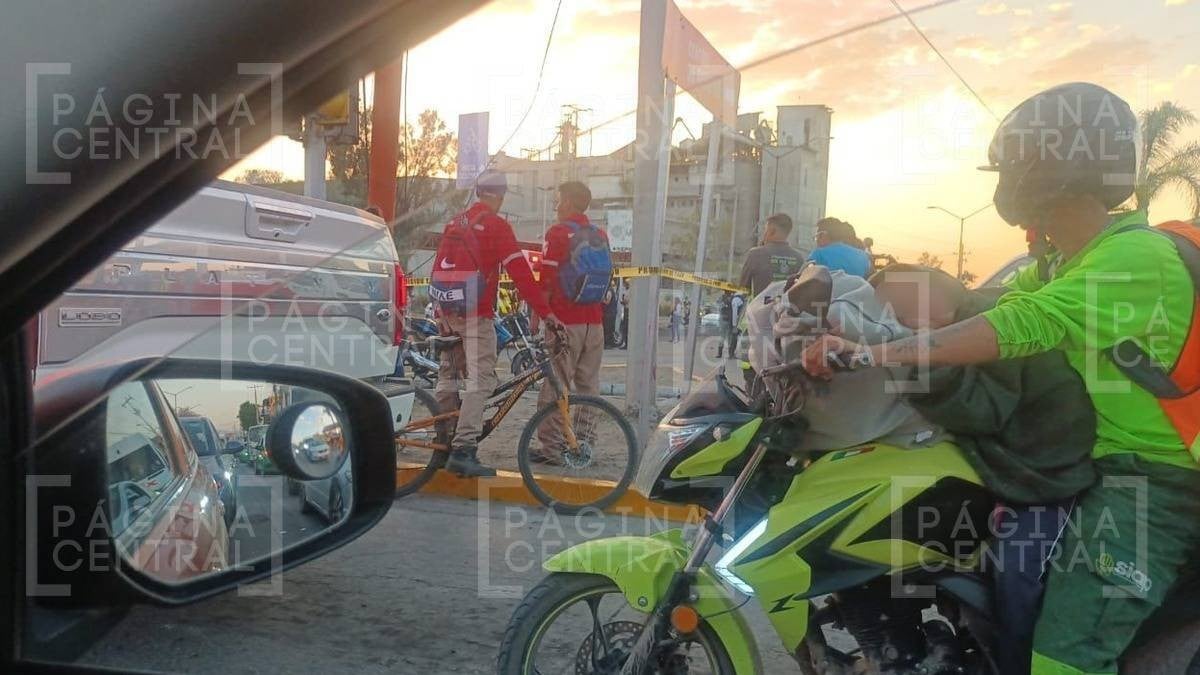 Camioneta se pasa semáforo, choca contra moto, bici y Tsuru, en Santa María de Cementos