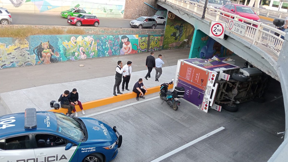¡Nuevo accidente en el Malecón! Camioneta choca y se vuelca bajo el Puente del Amor