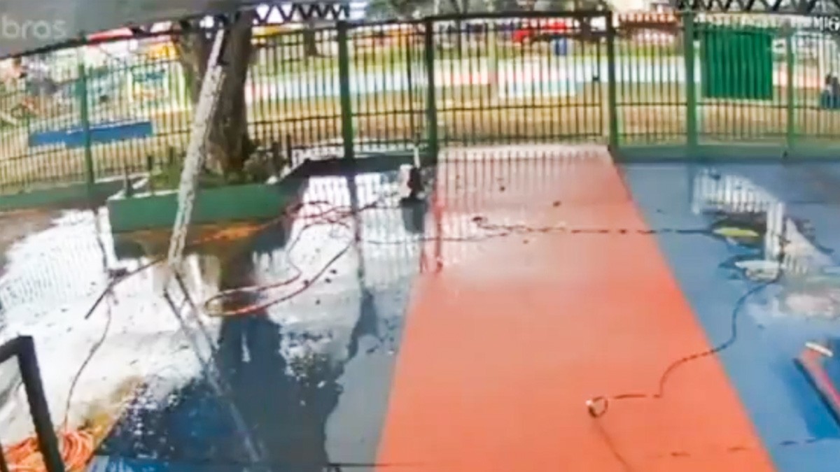 VIDEO Empleada de limpieza cae de una escalera, se golpea la cabeza y fallece