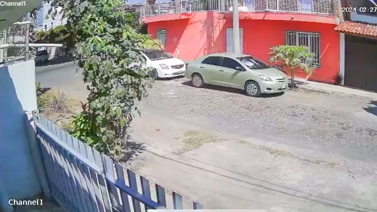 VIDEO Hombre corre por su vida pero sicario lo alcanza y lo asesina