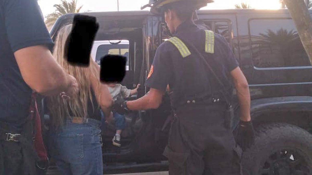 Madre encierra a sus hijas en camioneta y se niega a romper los vidrios para rescatarlas