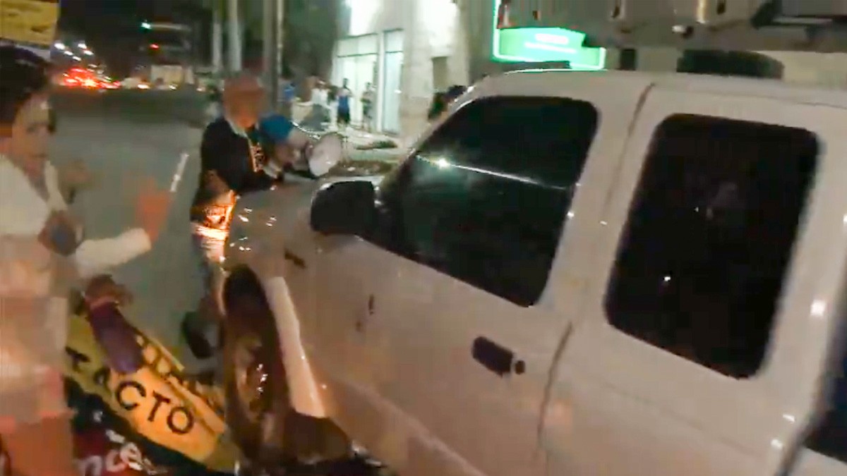 VIDEO Automovilista enfadado por protesta avienta su camioneta contra manifestantes