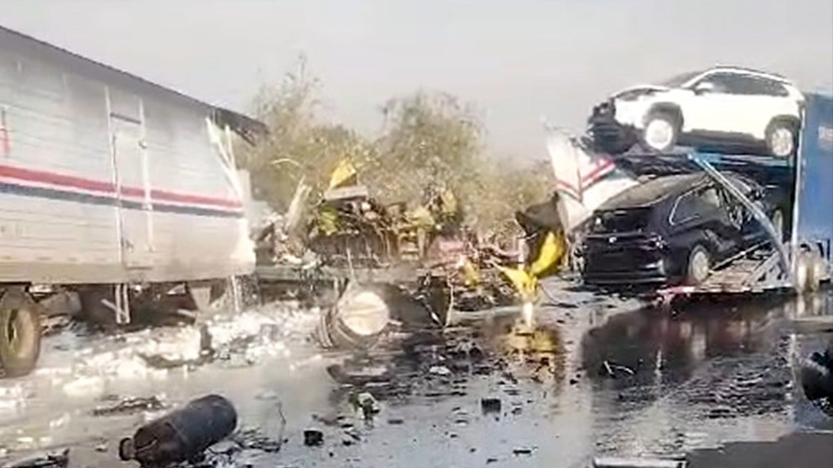 VIDEO Tráiler y camión nodriza protagonizan aparatoso accidente en la carretera