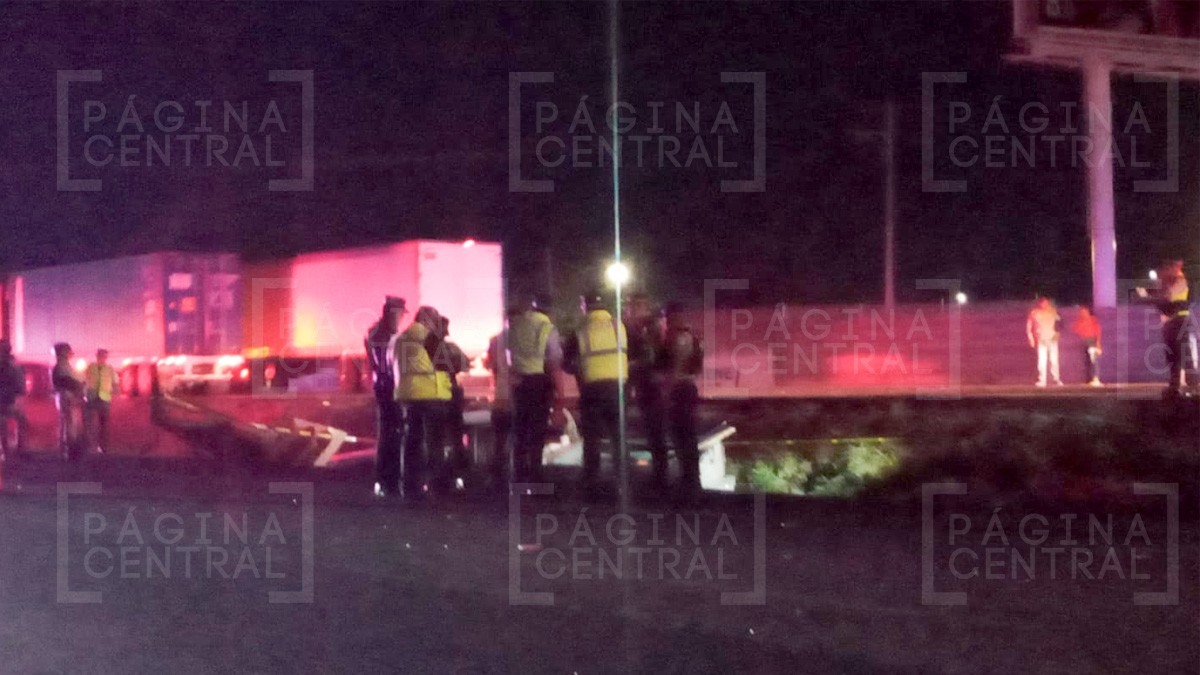 Camión con empleados de construcción se vuelca en la carretera; hay 3 muertos y 7 heridos