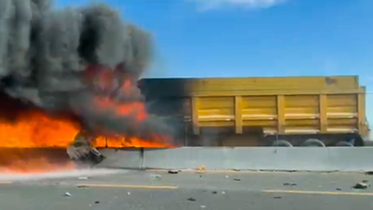 VIDEO Camión de carga choca con automóvil y se incendia en plena carretera