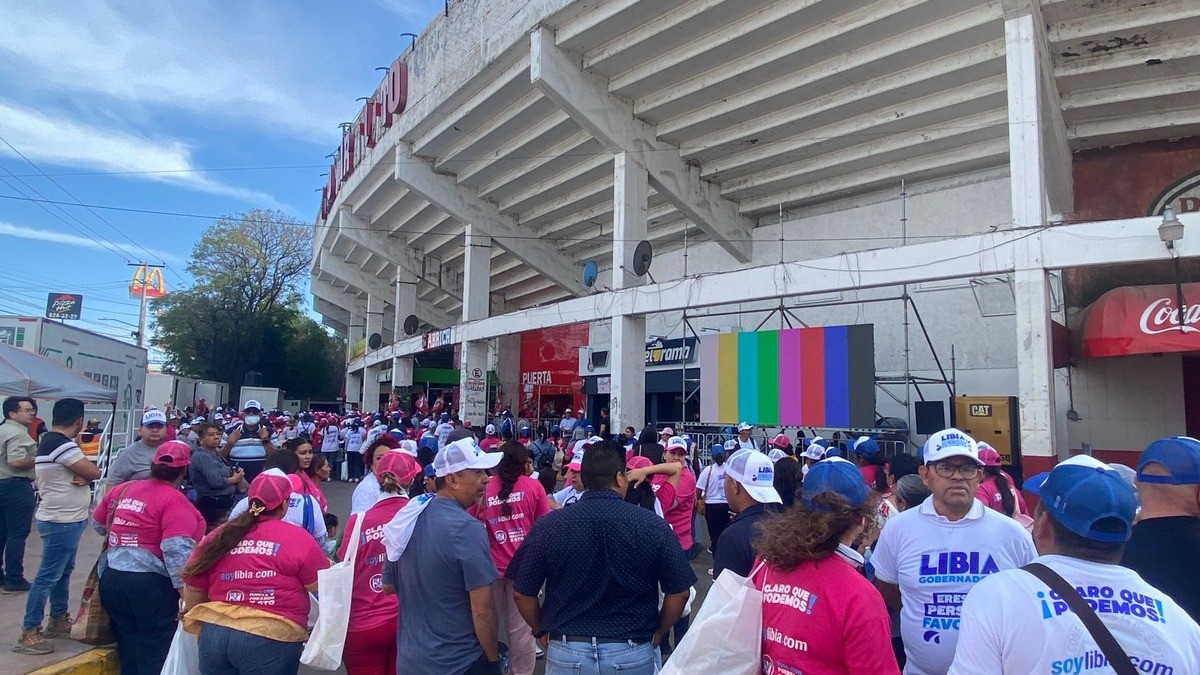 Cientos de camiones transportan a miles de acarreados a evento con Libia Dennise